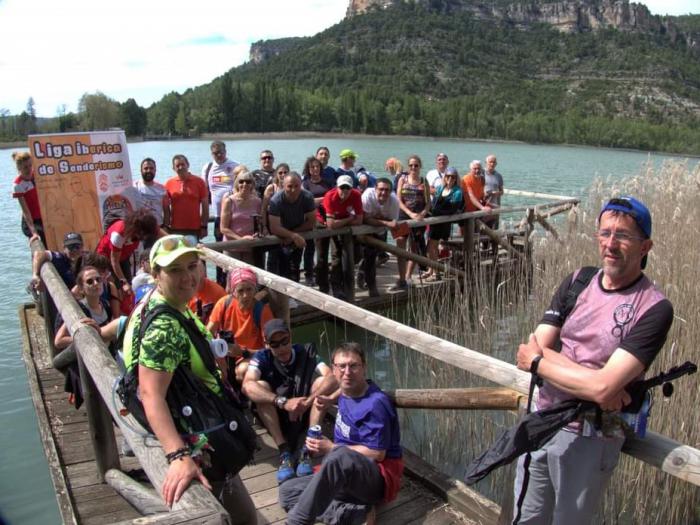 Unos 45 senderistas completan el recorrido de 35 kilómetros entre Tragacete y Uña