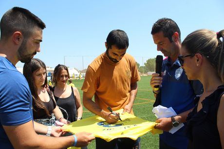 Raúl Albiol vuelve a sorprender con su presencia en la clausura de su Campus de Fútbol en Iniesta