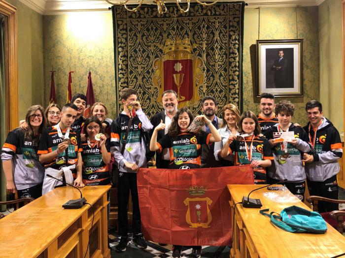El alcalde da la enhorabuena al Club Amiab Cuenca por sus 10 medallas en el Campeonato Regional de Atletismo de Fecam