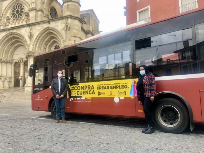 Ayuntamiento y Asociación de Comercio animan a comprar en Cuenca con una campaña en el autobús urbano
