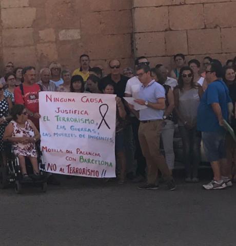 Miembros del PSOE de Cuenca participan en las concentraciones de repulsa a los atentados terroristas en Cataluña