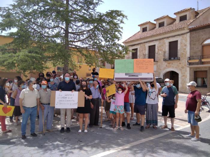 Un centenar de vecinos se concentran en Fuentelespino de Haro para pedir que se restablezca la atención médica en el pueblo