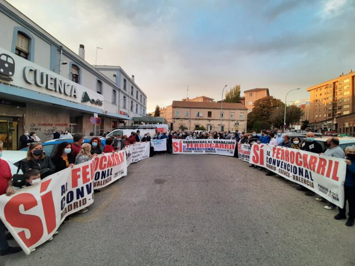 Los colectivos conquenses salen en defensa del tren convencional exigiendo inversiones en la infraestructura