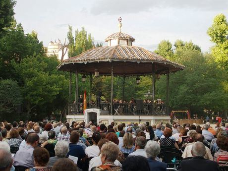 La Banda Municipal de Música ofrece un concierto en el Parque San Julián por el Día de las Fuerzas Armadas
