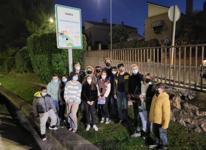 El alcalde y el Consejo Municipal de Infancia y Adolescencia inauguran la señal acreditativa de Cuenca Ciudad Amiga de la Infancia