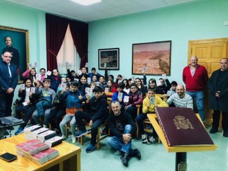 El Ayuntamiento de Landete y el colegio organizan una jornada para explicar la Constitución Española a un centenar de escolares del CRA ‘Ojos de Moya’