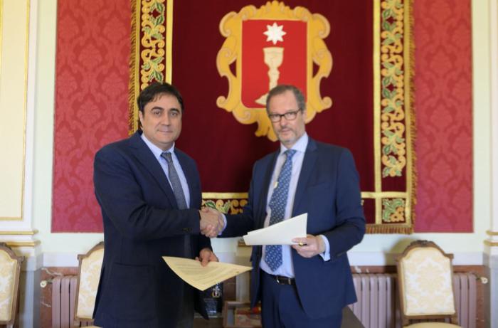 Ayuntamiento y Agrupación Provincial de Hostelería firman un convenio de 17.000 euros para promocionar la ciudad