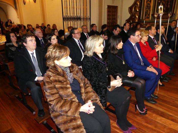 La lluvia no impidió que la Corporación Provincial cumpliera con la tradición de asistir a la Misa del Viernes de Dolores en las Angustias