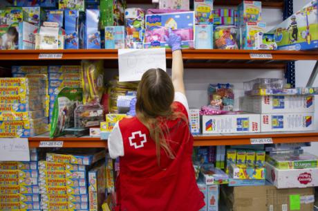 Cruz Roja Juventud entrega un libro y un juguete a 350 niños y niñas de la provincia gracias a la campaña de juguetes
