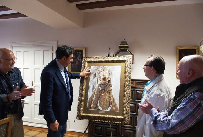 El Ayuntamiento recibe un cuadro de la Virgen de la Luz donado por su Hermandad
