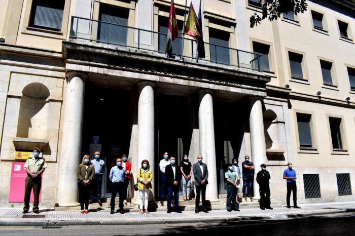 Con motivo del final del luto por los fallecidos por el covid-19, se ha guardado un minuto de silencio en la Subdelegación del Gobierno de España en Cuenca