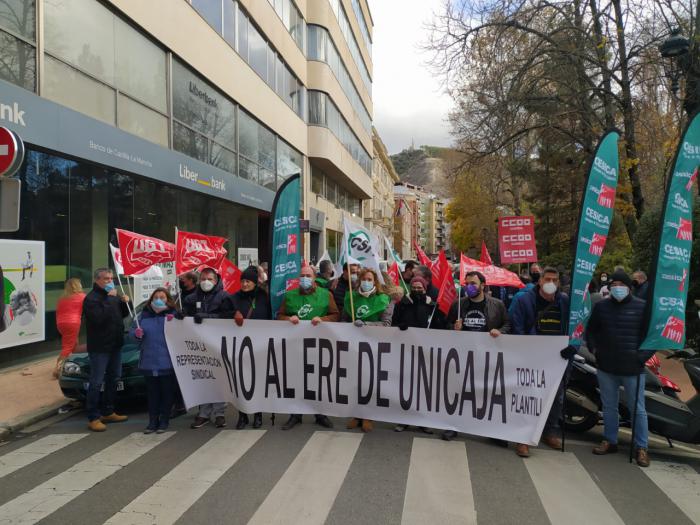 Un 85% de la plantilla de Unicaja secunda la nueva jornada de huelga ante los planes de ERE de la entidad