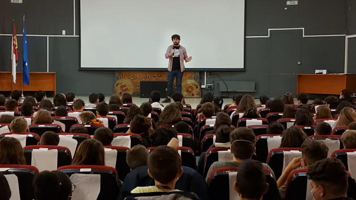 Bayer realiza en Cuenca los monólogos científicos de Cuestión de Ciencia y anima a los jóvenes a sumarse a la acción por la sostenibilidad