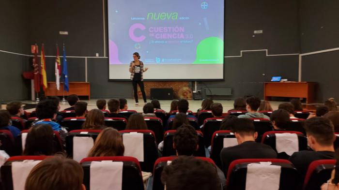 Bayer realiza en Cuenca los monólogos científicos de Cuestión de Ciencia y anima a los jóvenes a sumarse a la acción por la sostenibilidad