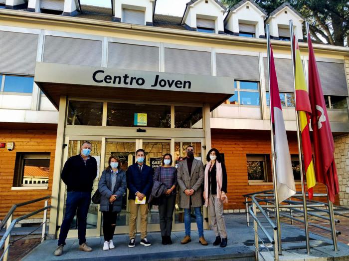 Los doce jóvenes que se están formando en el Centro Joven dentro del programa de Garantía Juvenil sobre instalaciones deportivas iniciarán sus prácticas en enero en los pabellones municipales