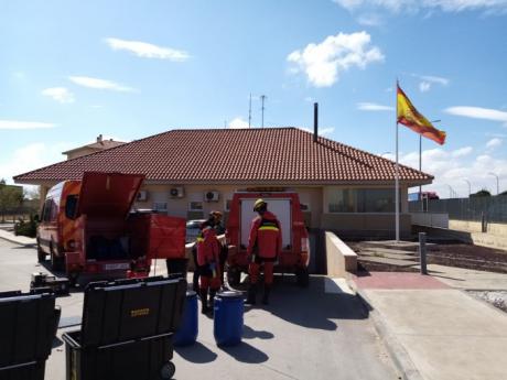 Los bomberos de la Diputación desinfectan cuarteles de la Guardia Civil de la provincia