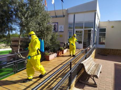 Los bomberos de la Diputación han desinfectado hasta el momento quince residencias de mayores