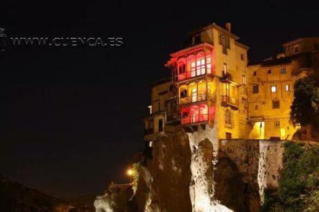 Las Casas Colgadas, iluminadas con colores de la bandera de España