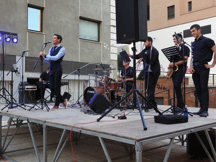 El doctor Javier Viñas llenó de música la Plaza de los Médicos con su grupo ‘The Heart Swingers’