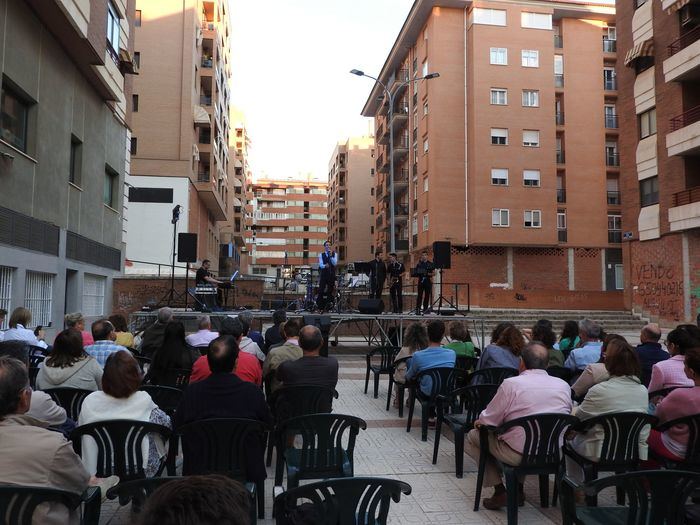 El doctor Javier Viñas llenó de música la Plaza de los Médicos con su grupo ‘The Heart Swingers’