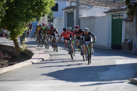 Israel y Carla Fernández dominan en Valdeganga en la undécima prueba del Circuito MTB