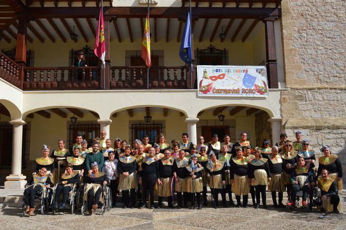 La Tribu africana de El Castellar contagia su alegría en el Carnaval de Mota del Cuervo