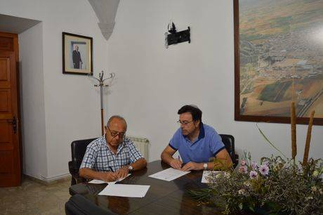 Firma del convenio de colaboración entre el Ayuntamiento de Mota del Cuervo y la Asociación de Amigos de los Molinos