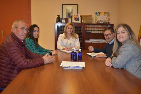 La delegada de la Junta se reúne con el Ayuntamiento de Cervera del Llano para conocer las necesidades del municipio