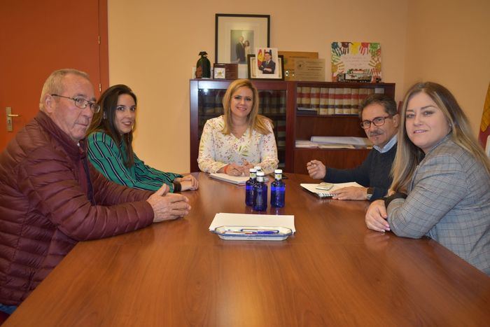 La delegada de la Junta se reúne con el Ayuntamiento de Cervera del Llano para conocer las necesidades del municipio