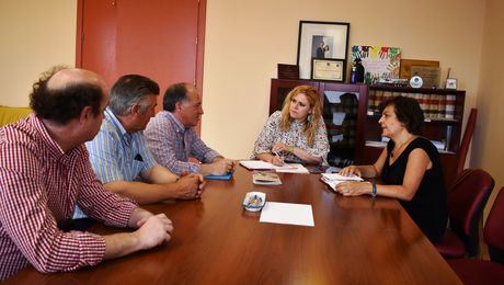 Junta y Ayuntamiento de Puebla de Almenara abordan las necesidades en materia de infraestructuras del municipio