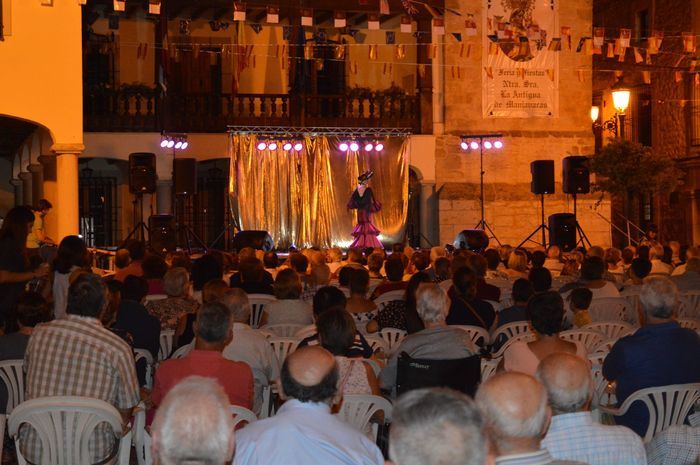 Vanessa Ruiz llena de copla la Plaza Mayor de Mota del Cuervo