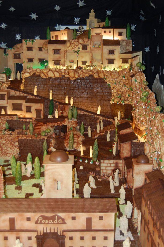 Las Casas Colgadas en su versión de chocolate, entre los monumentos del Belén de la empresa Galleros Artesanos