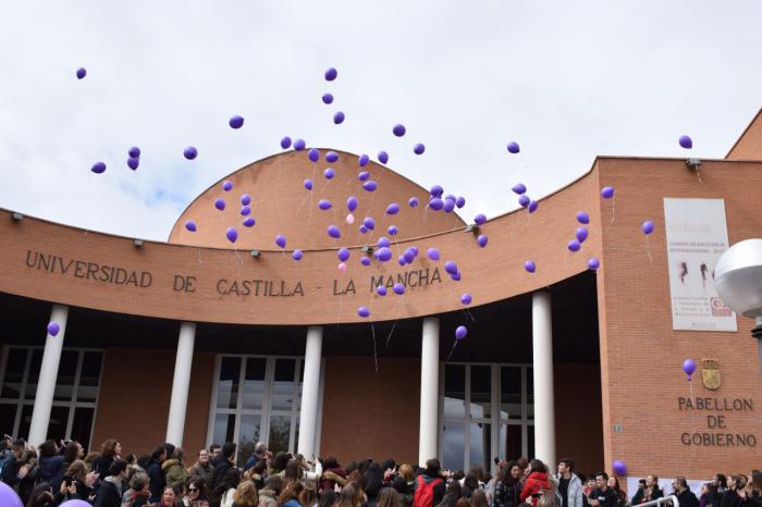 Los estudiantes protagonizan una suelta de globos en el Día Internacional de la Mujer