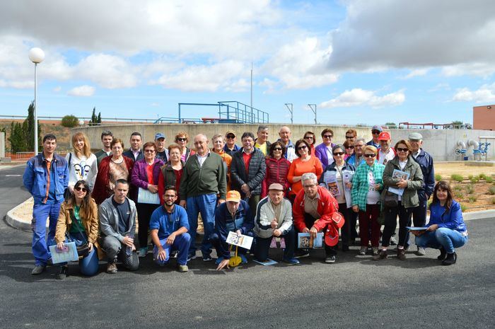 El grupo de senderismo del Centro de Mayores visita la EDAR de Mota del Cuervo