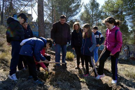 Más de un centenar de personas se suman a la celebración del Día Forestal Mundial plantando árboles en el Bosque de José Luis San Pedro