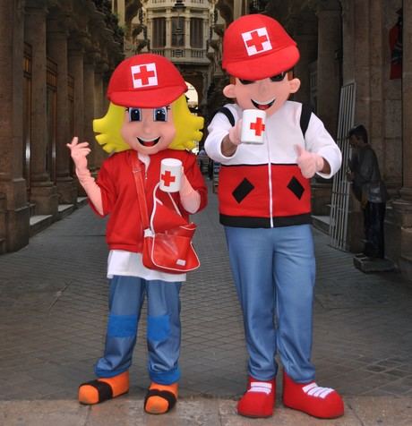 El Día de la Banderita anima las calles de Cuenca con música y dos muñecos “cabezones”