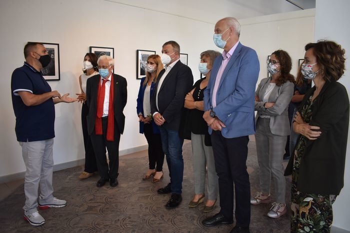 La Junta destaca la labor de Mensajeros de la Paz e invita a visitar la muestra ´Afrincados´ en la Sala Iberia hasta el 29 de junio