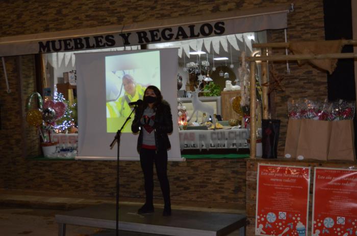 Una representación de los sanitarios del Hospital La Mancha Centro, enciende la iluminación navideña en Camino Real