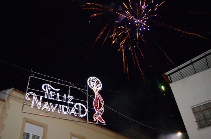 Una representación de los sanitarios del Hospital La Mancha Centro, enciende la iluminación navideña en Camino Real