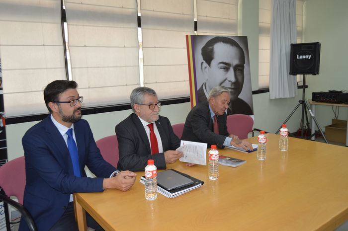 La Biblioteca Pública “Fermín Caballero” acoge una exposición dedicada a Roberto Llopis