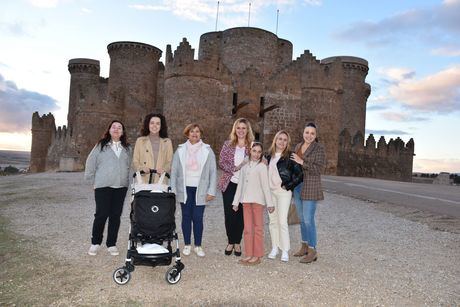 Diferentes generaciones de mujeres de Belmonte protagonistas de la felicitación de navidad de la Delegación de la Junta en Cuenca