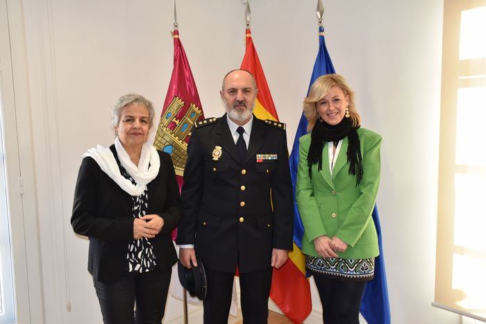 La delegada de la Junta da la bienvenida al nuevo comisario de la Policía Nacional de Cuenca, Manuel Domínguez Corcobado