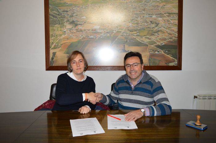 Firma de convenio de colaboración entre el Ayuntamiento de Mota del Cuervo y la Hermandad Sagrada Cena y Resurrección de Nuestro Señor Jesucristo