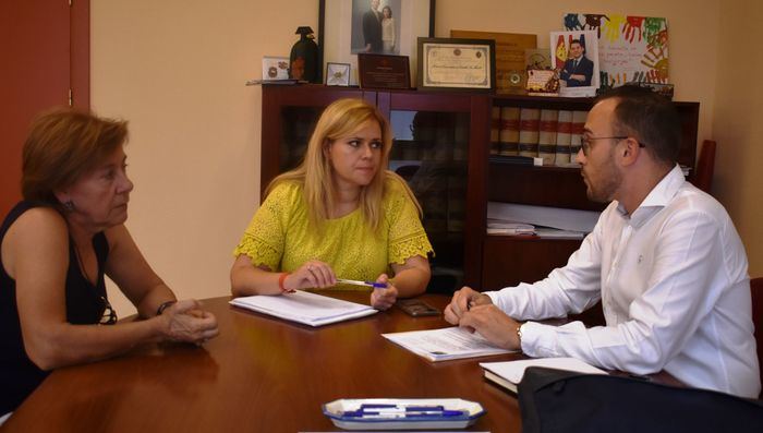 La delegada de la Junta apuesta por la mejora de los servicios públicos en Graja de Iniesta para fijar población en la zona