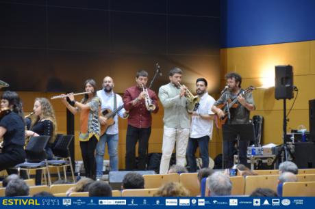 La propuesta de Zas! Candil Folk y la Banda Sinfónica de UCLM Cuenca se traduce en completo éxito