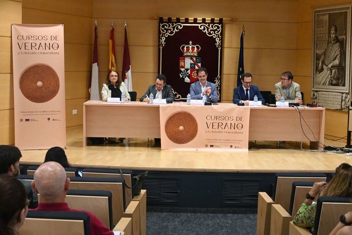 Los nuevos modelos de familia, vientres de alquiler, la transexualidad o la custodia compartida, a examen en la UCLM