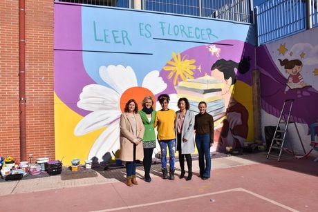 La artista Cristina Domínguez, premiada en el Día Internacional de las Mujeres, realiza un mural en el colegio ‘Hermanos Valdés’