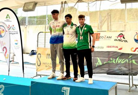 David Olivares, a la derecha, bronce en C1 5000 en el Campeonato de Invierno de Sevilla