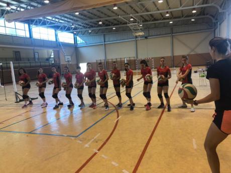 Éxito en el primer campamento de voleibol en Iniesta