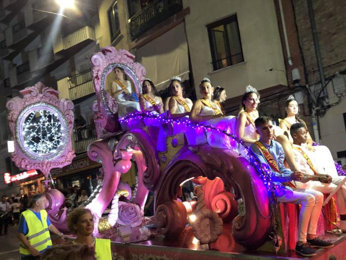 El desfile de carrozas de San Julián provoca esta tarde algunas cortes de tráfico